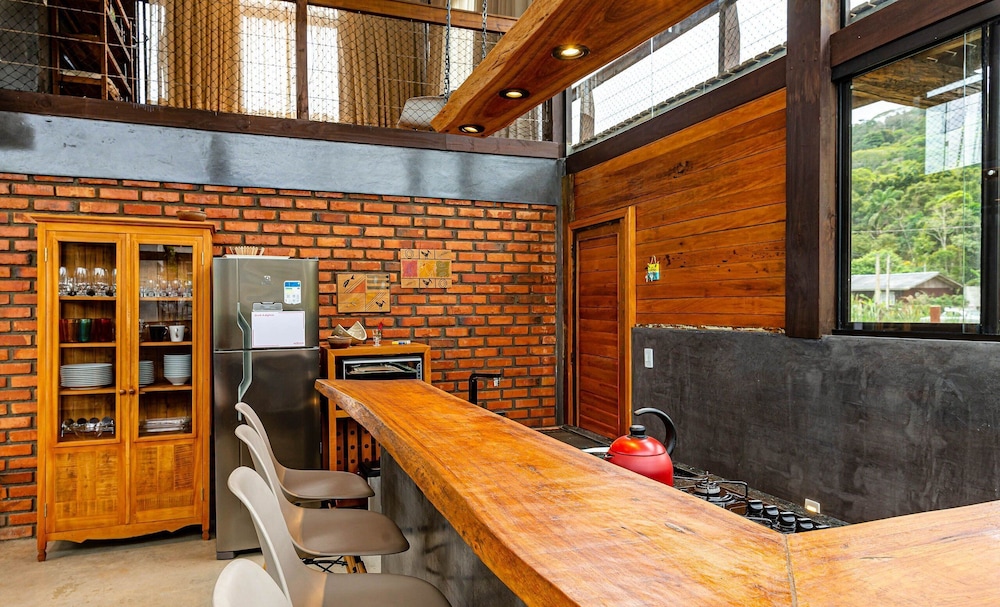 3BR Duplex w/ BBQ & Garage Near Beach Emb686