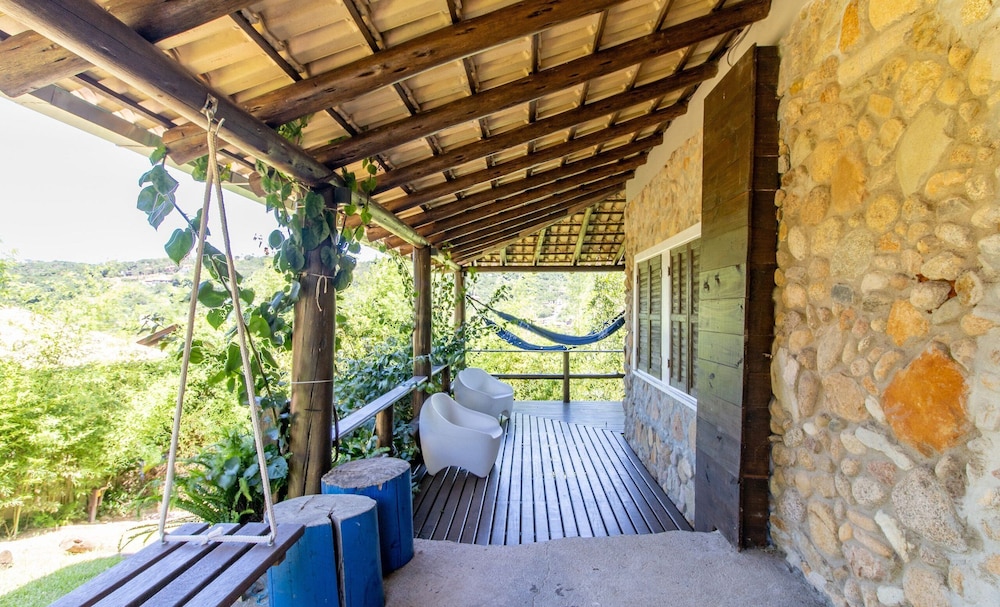 Comfortable Duplex in Praia do Rosa - SC Rfe000