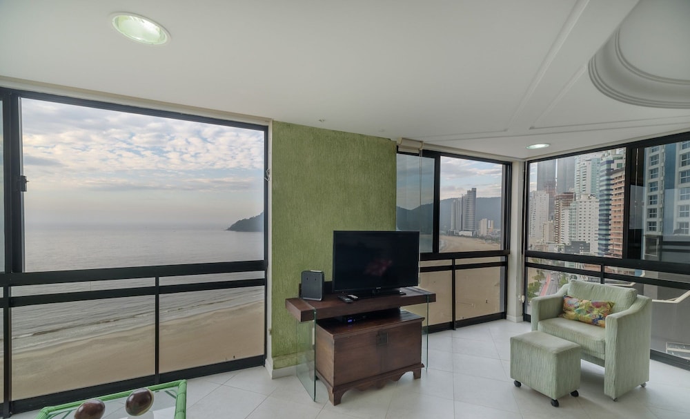 2BR Seafront apt W/garage in BC Nvi501