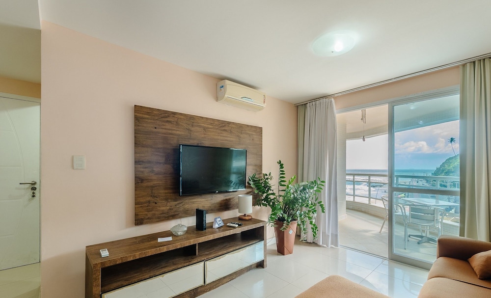 Apt w/ Balcony & View, Steps From the sea Opr0303