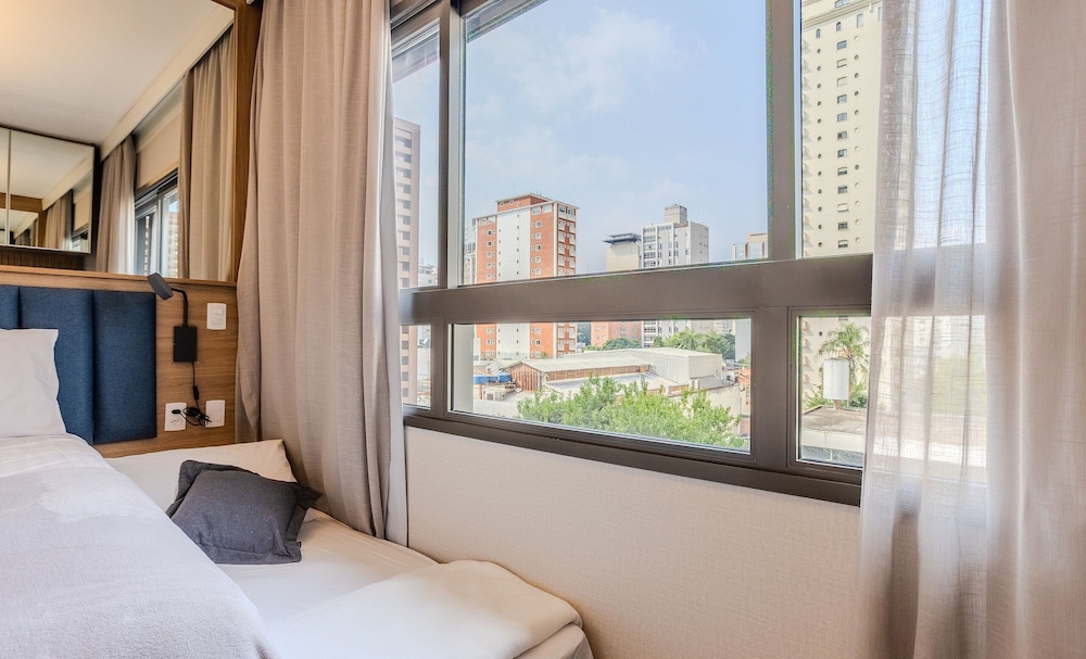 Modern Studios on R. Augusta 800m From the Subway - OAG