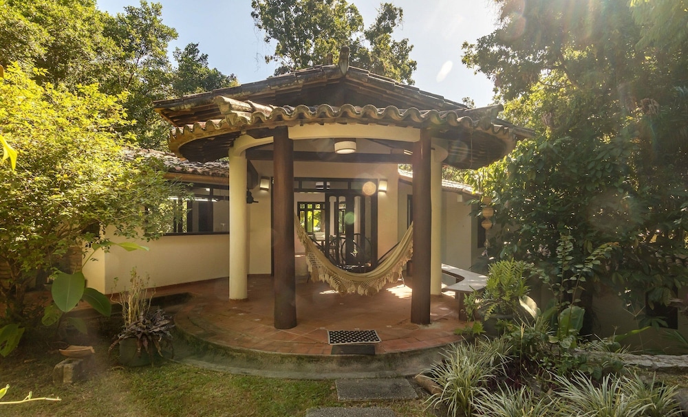 House w/ 3 Suites 400m From Mucuge Beach Mcg0006