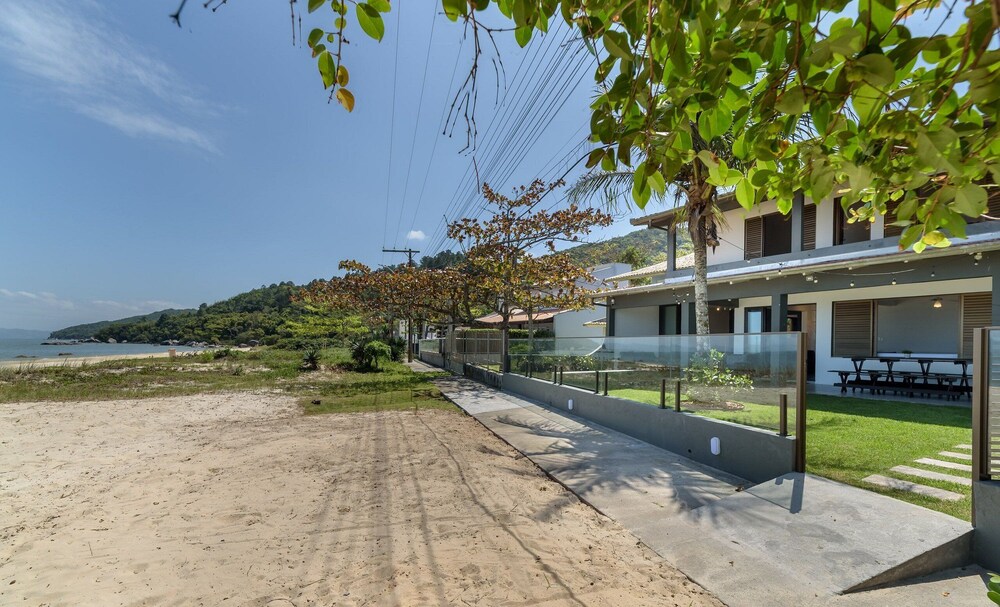 6BR Beachfront Home in Bombinhas Abm0101