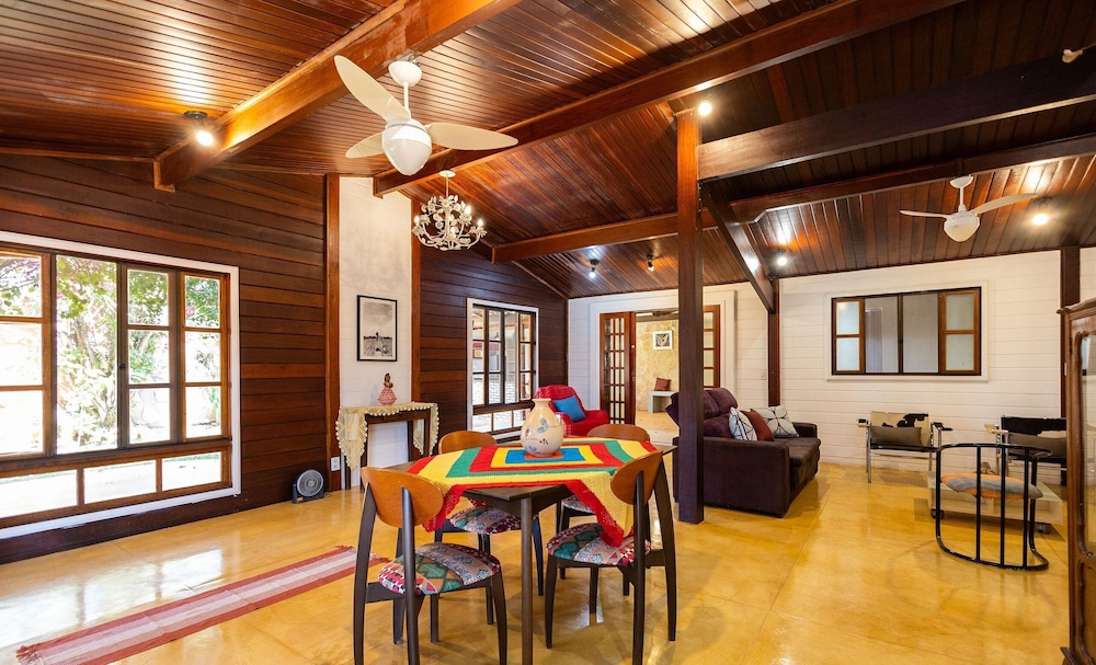 Charming House w/ BBQ in Vila Planalto Act029
