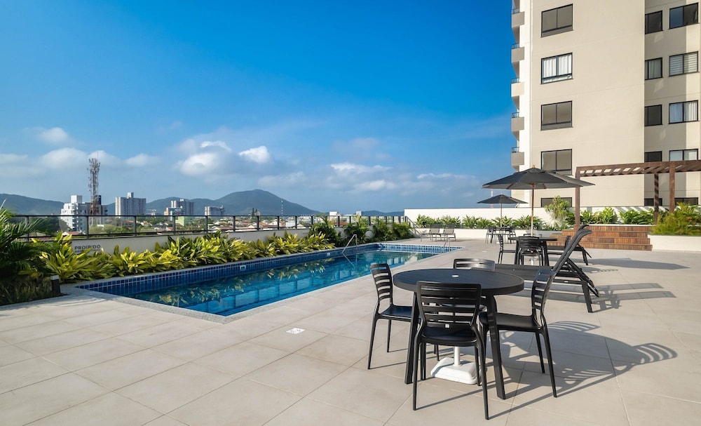 Estadia completa com piscina a 400m da Praia da Armação \- SKL