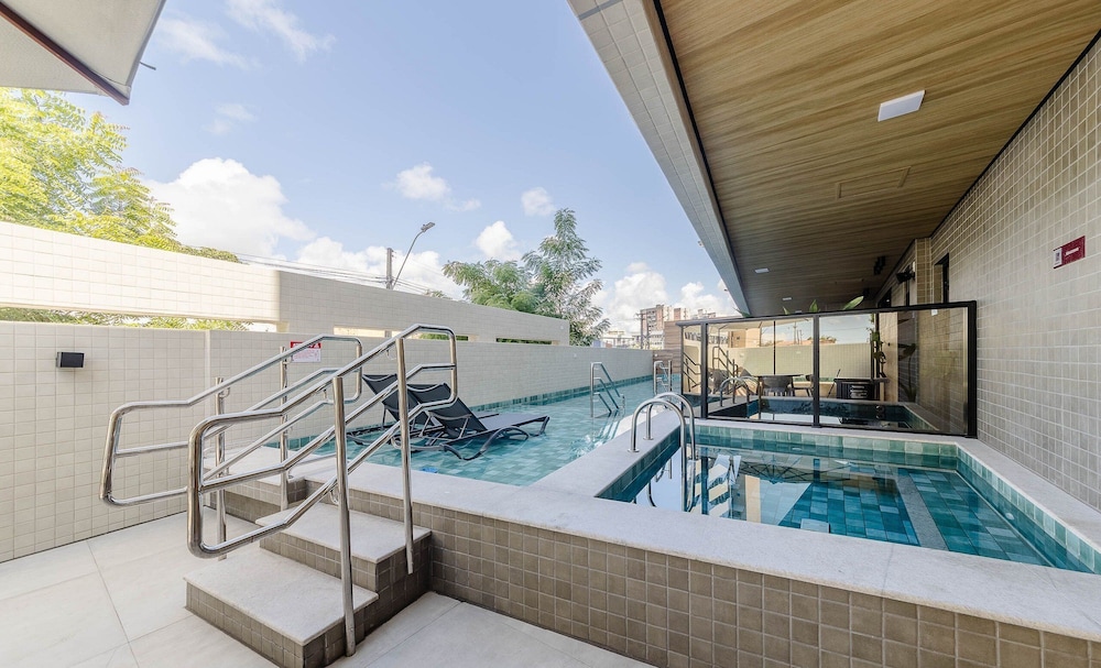 Stay With a Pool and gym 350m From the Beach in a Prime Location in Maceio - SLI