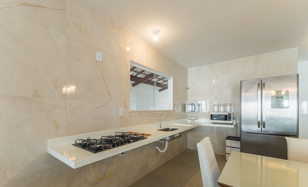 House w/ Pool and 6 Bedrooms Pje0001
