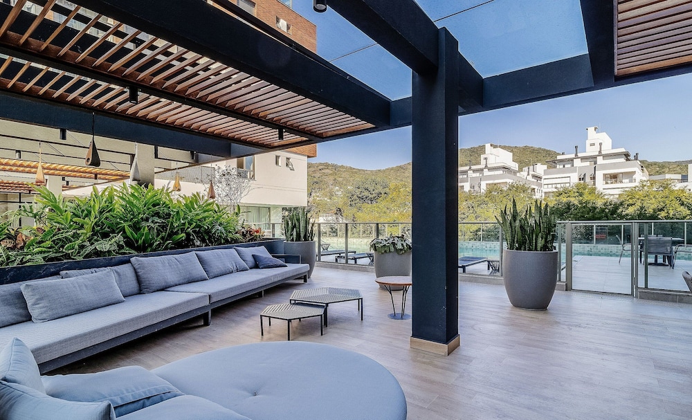 Stay in a Building With a Pool, Gym, and Leisure - SSL
