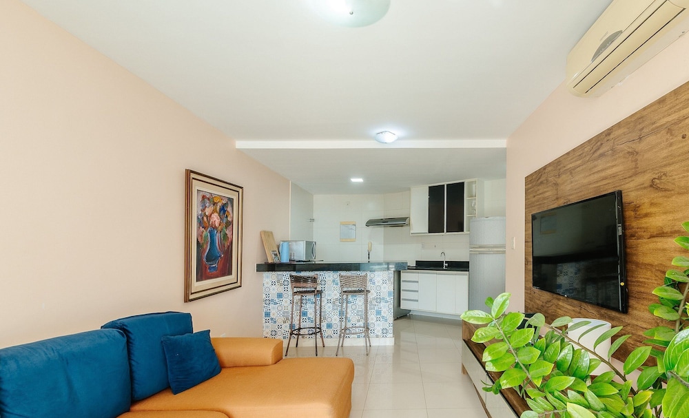 Apt w/ Balcony & View, Steps From the sea Opr0303