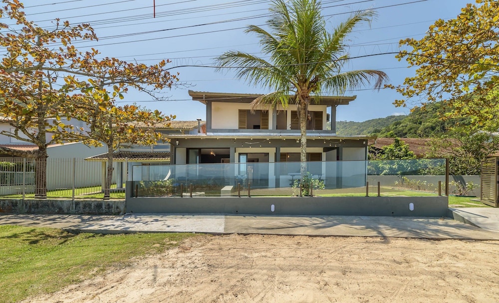 6BR Beachfront Home in Bombinhas Abm0101