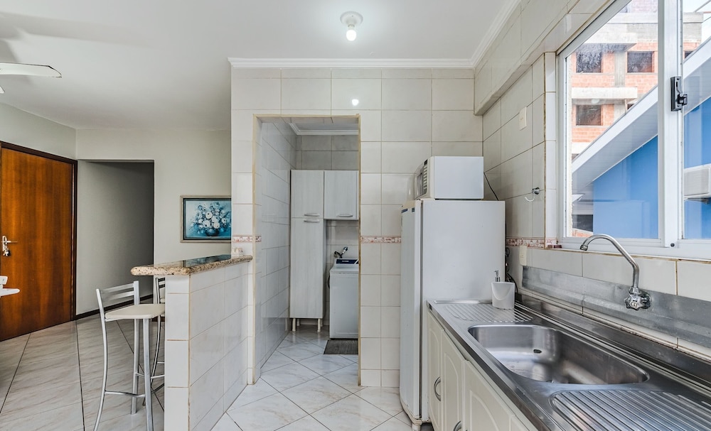 2BR apt W/balcony 220m Bombas Fdl103