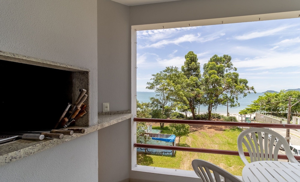 Beachfront Apartment With Island View Cca201