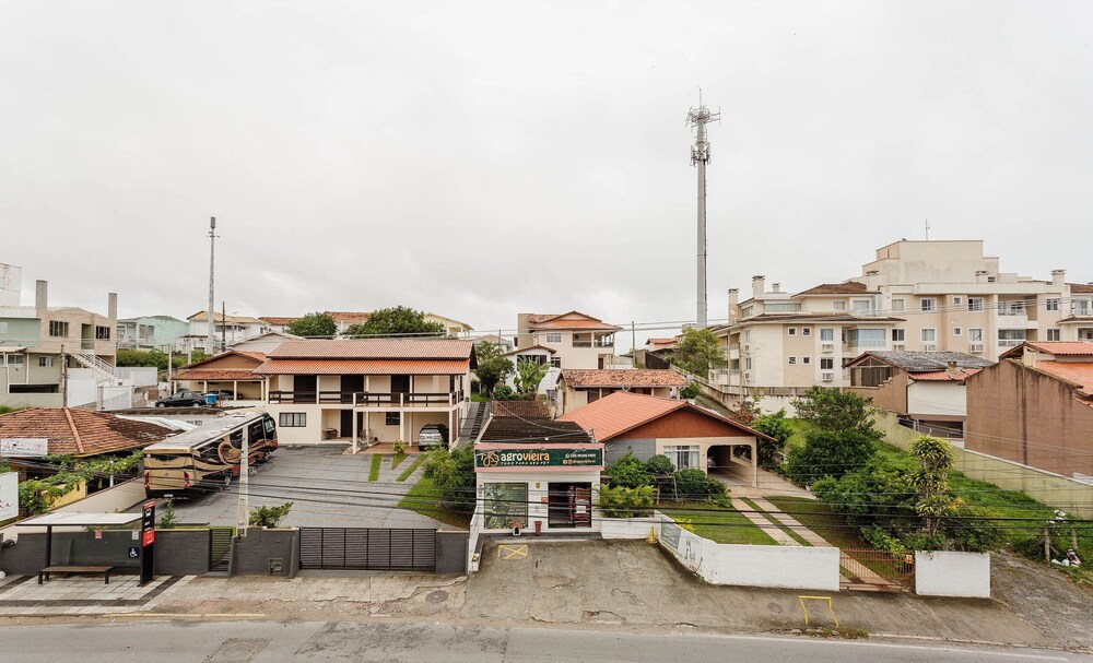Aptos em prédio com piscina a 300 m da Praia dos Ingleses-ROHs