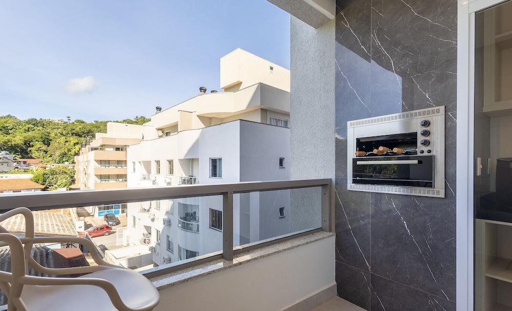 Your Exclusive Stay With Pool and Jacuzzi Just 500 Meters From the Beach - ELF
