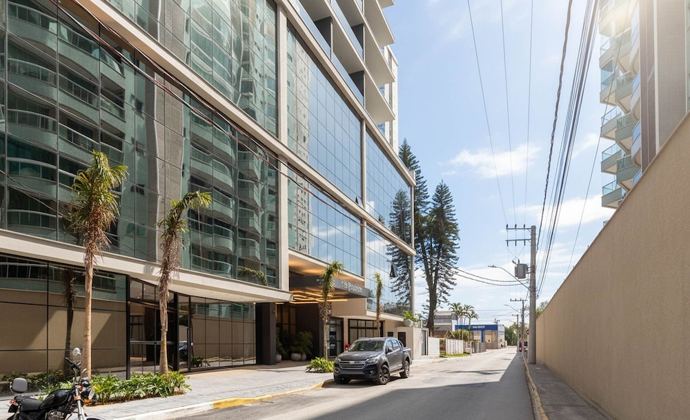 Your Exclusive Stay Just Steps From the sea in Meia Praia - FFS II