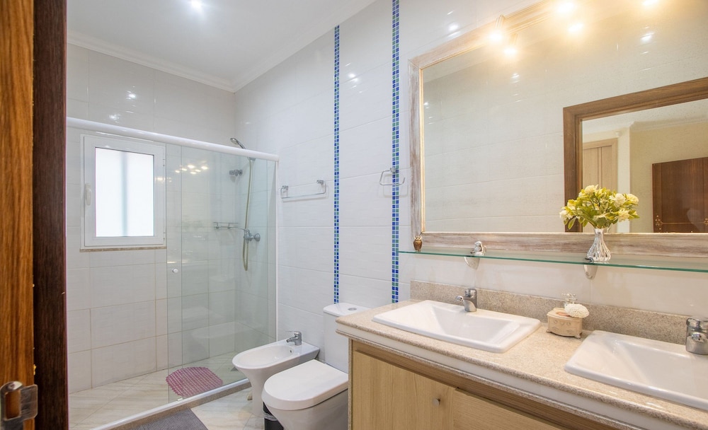 House w/ Pool 350 m From Taperapuan Beach Rud0047