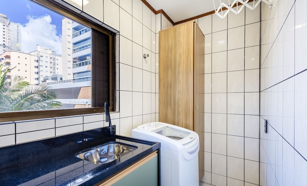 3BR apt w/ Balcony, 150m to sea Meia Praia Eis305