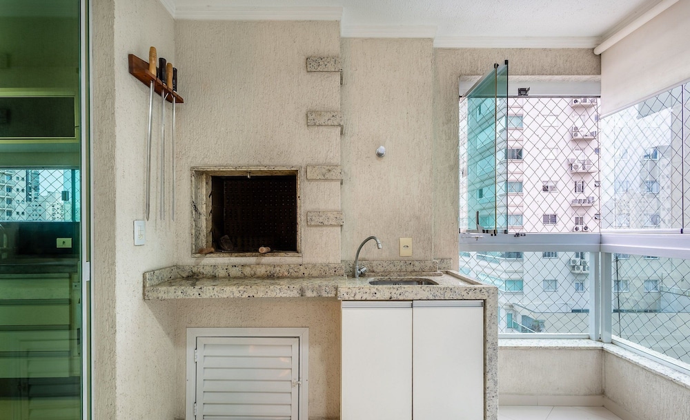 Stay Steps From the sea in Meia Praia - VIM