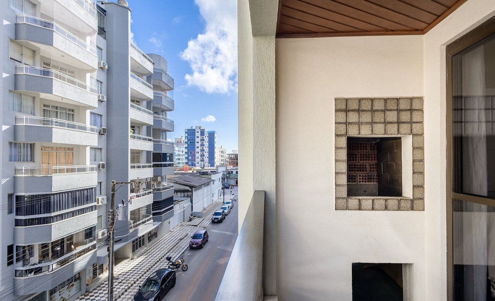3BR apt w/ Balcony, 150m to sea Meia Praia Eis305