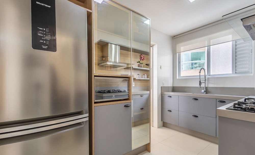 3 Bedroom Apt 300m From the Beach Avb0904