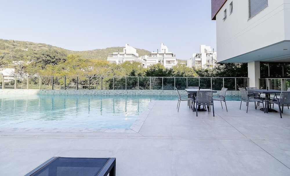 Stay in a Building With a Pool, Gym, and Leisure - SSL
