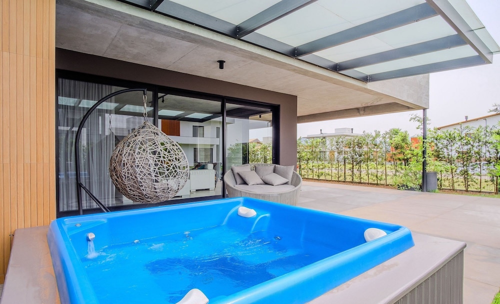 Modern House With Pool Next to Surfland Roi00