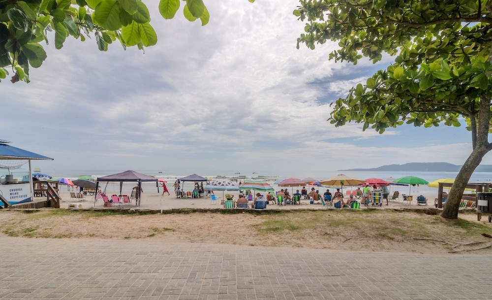 3BR Seafront apt w/ BBQ in Itapema Con0101