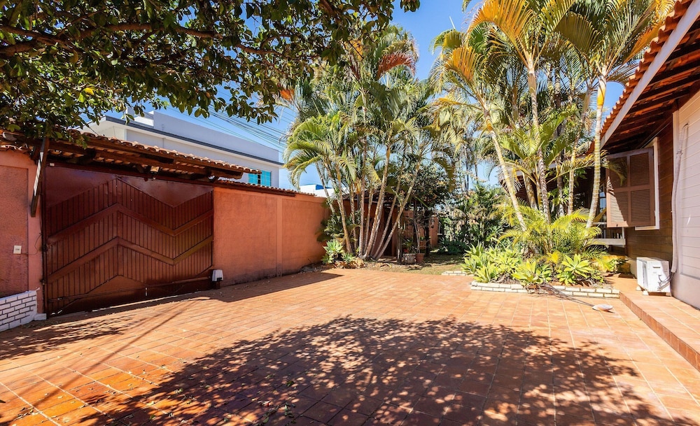 Charming House w/ BBQ in Vila Planalto Act029