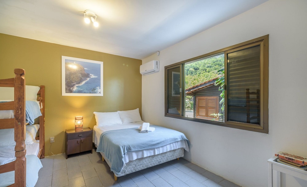 6BR Beachfront Home in Bombinhas Abm0101