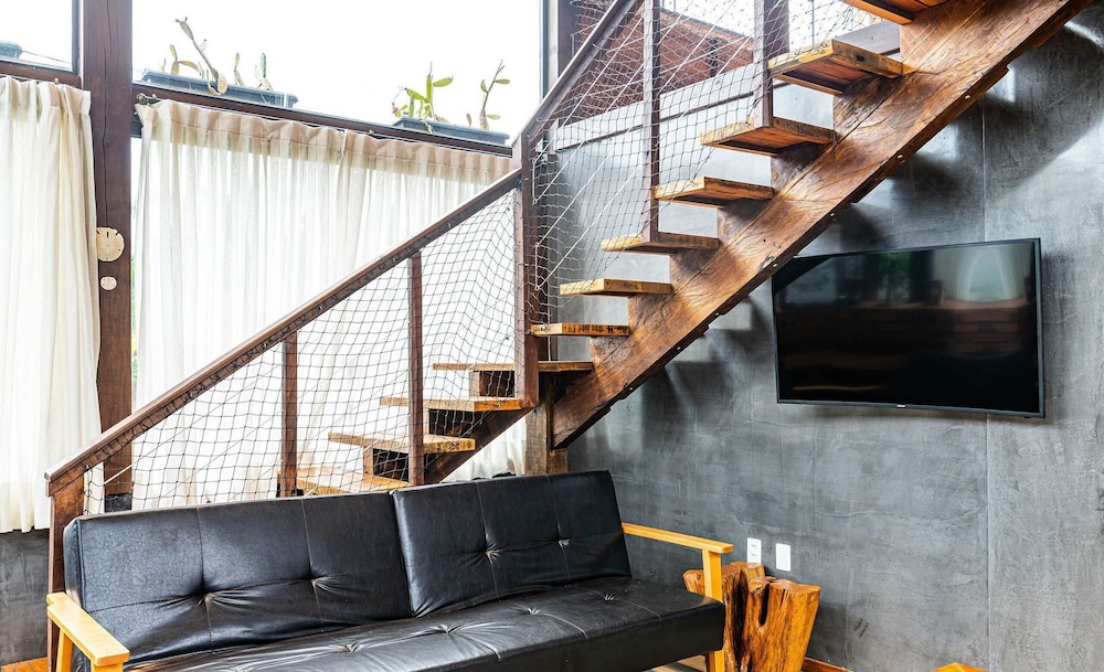 3BR Duplex w/ BBQ & Garage Near Beach Emb686