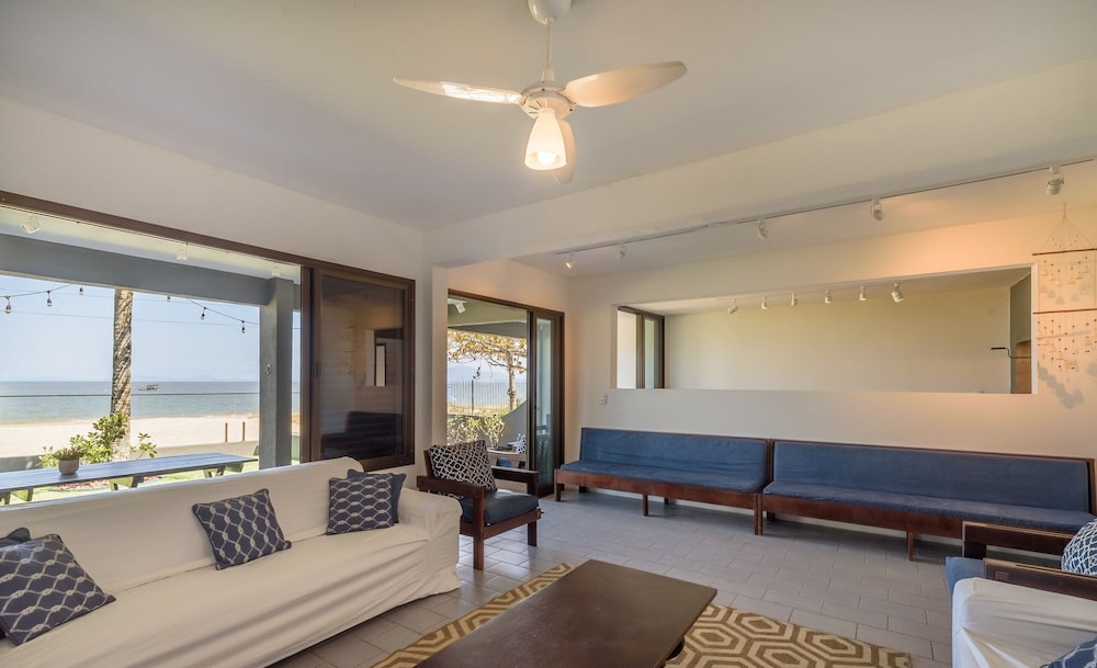 6BR Beachfront Home in Bombinhas Abm0101