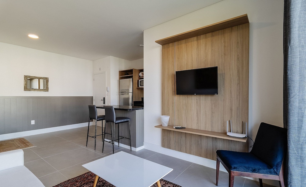 Stay in a Building With a Pool, Gym, and Leisure - SSL