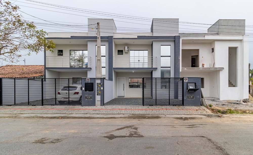 2BR Duplex Near Beach w/ Garage Rrt0098