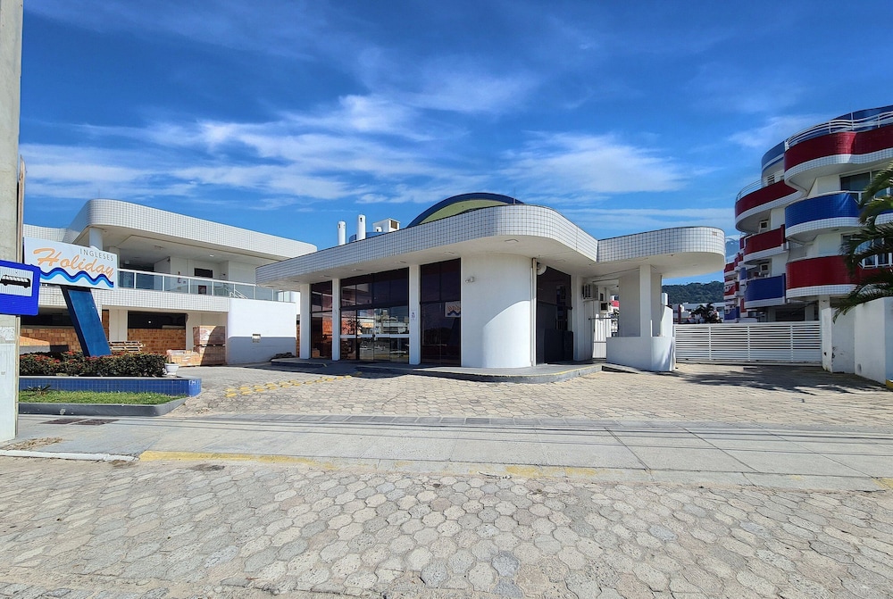 Apt c/ Varanda in Condominio Pe na Areia Iho127