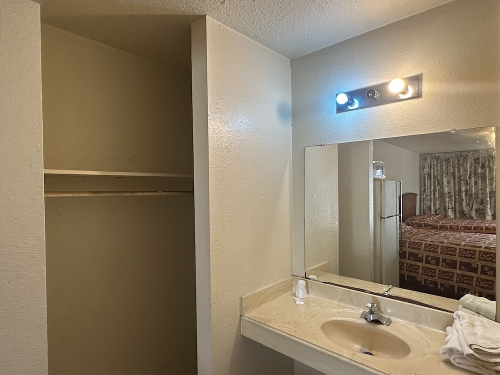 Travel Inn By OYO La Marque Texas City I-45