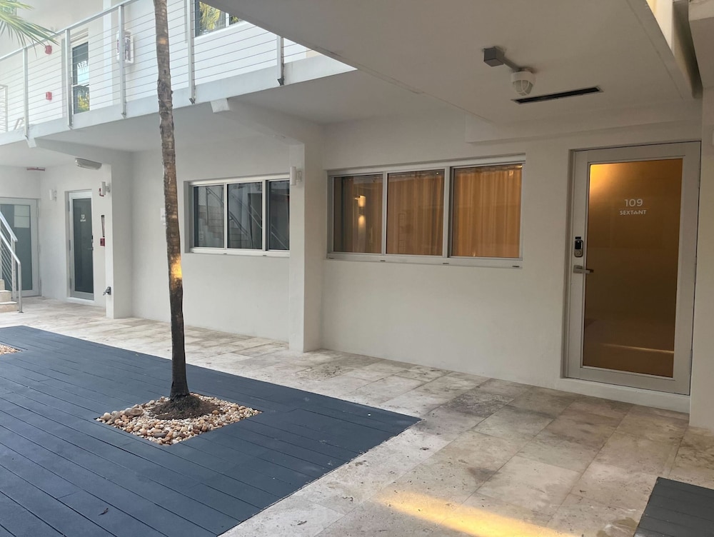 Hotel Roami at 250 Collins - Image 1