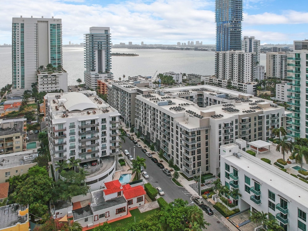 Roami at Edgewater Place