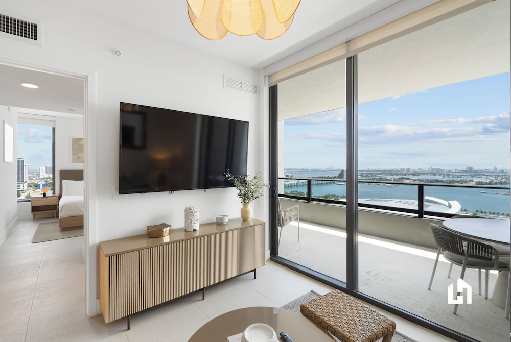 Stylish Apartments with Partial Ocean Views in Downtown