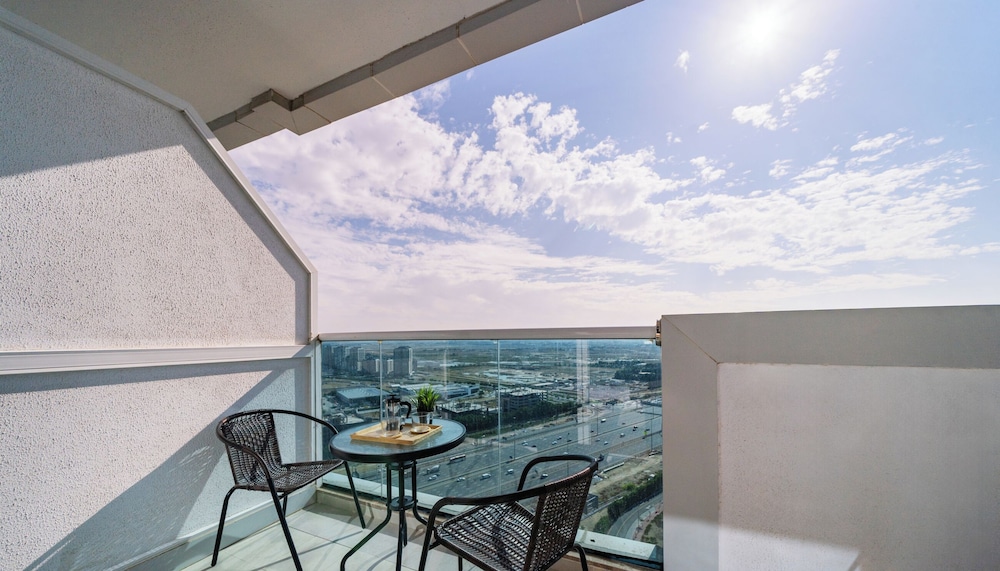 Modern & Stylish Studio in JVT