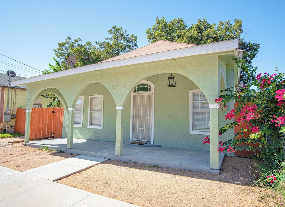 3 Br/1 BA Remodeled Home Near Downtown view 5