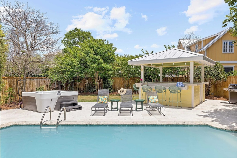 Luxe Villa Near Beach, Pool + Hottub, Chef's Kitchen Woodward Way by Avantstay