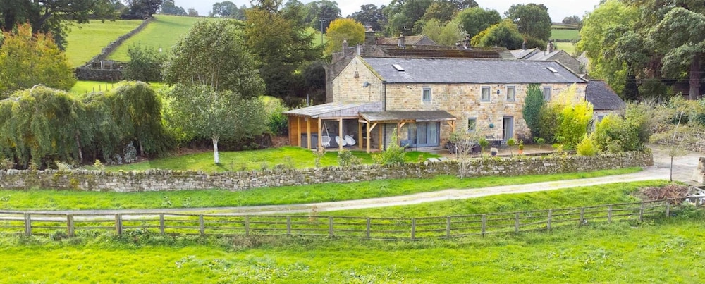 5-bed Retreat, Sleeps 12 in Harrogate With Hot Tub