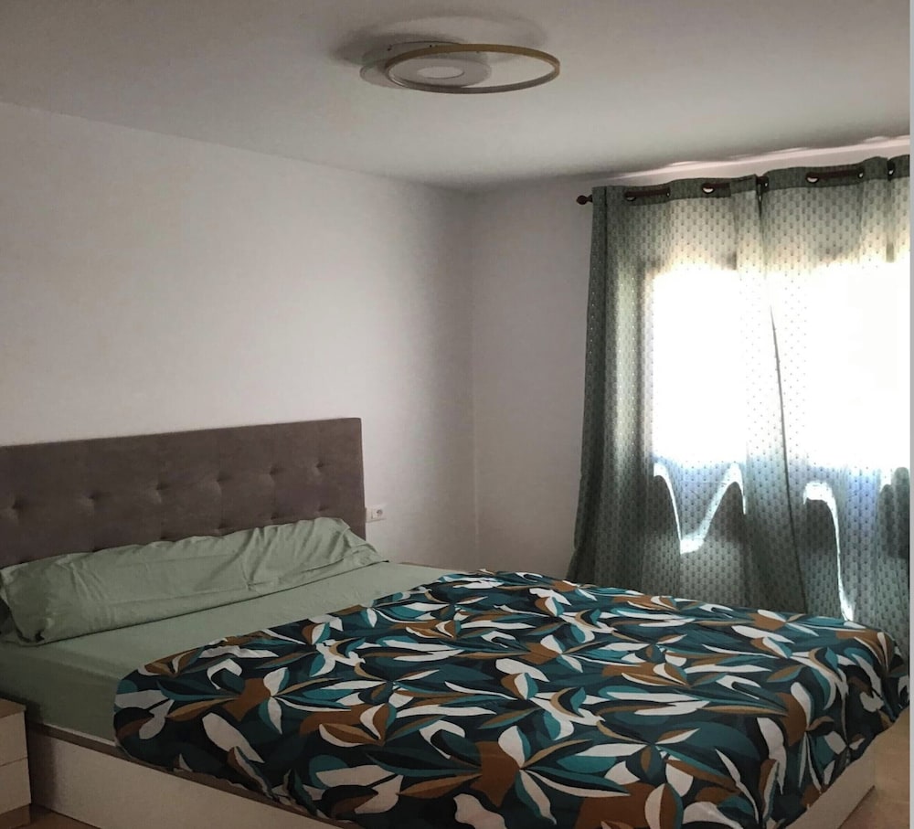 Luxury Villa - Sleeps 4, Hottub Jacuzzi & Parking
