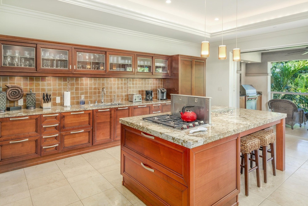 Luxurious Ho'olei 12-2, Lush View, Close to Pool, Sleeps 8 in Beds, Central AC!
