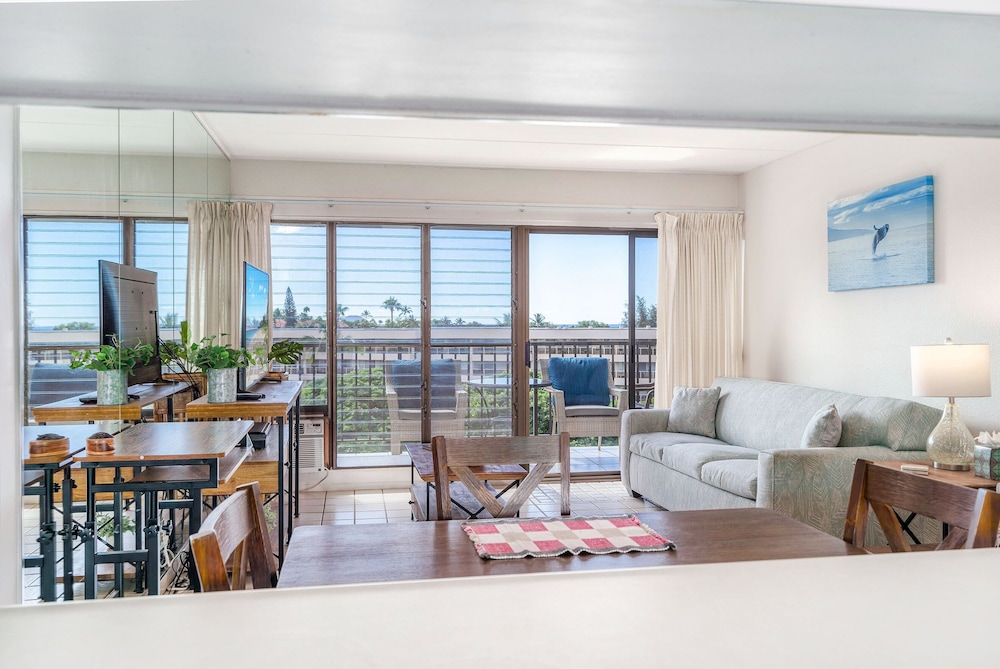 Budget Friendly - Kihei Akahi C-608, Ocean Views, Short Walk to Kamaole Beach II