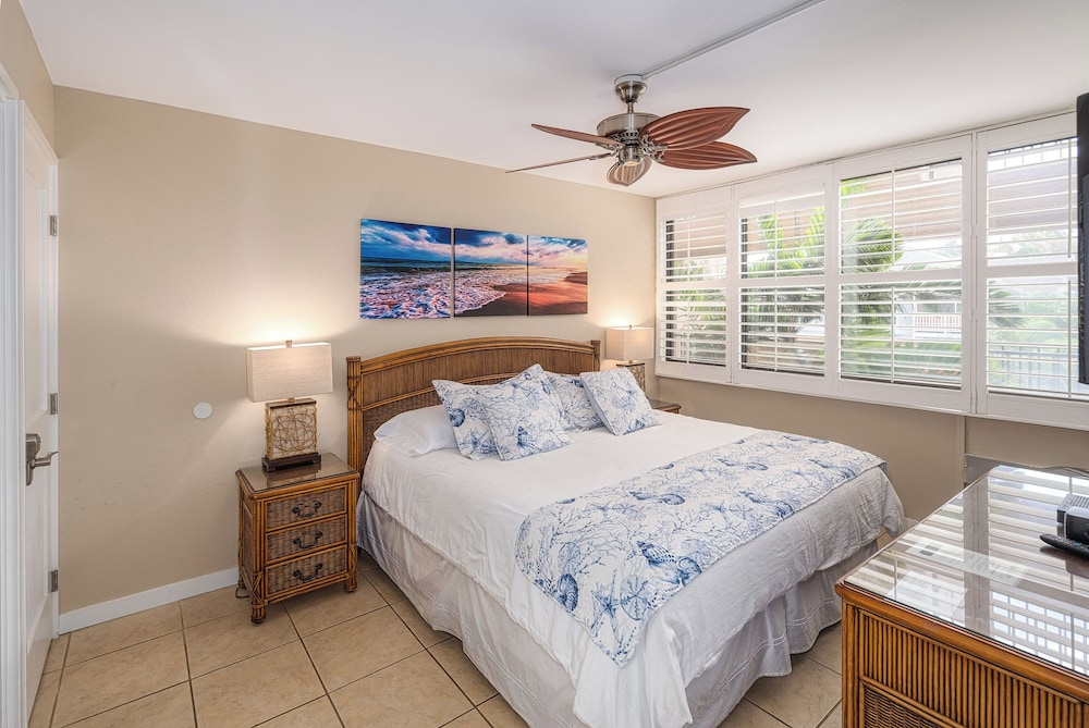 Kamaole Sands 5-303 - Contemporary, Ocean Views, Prime Courtyard Location, AC