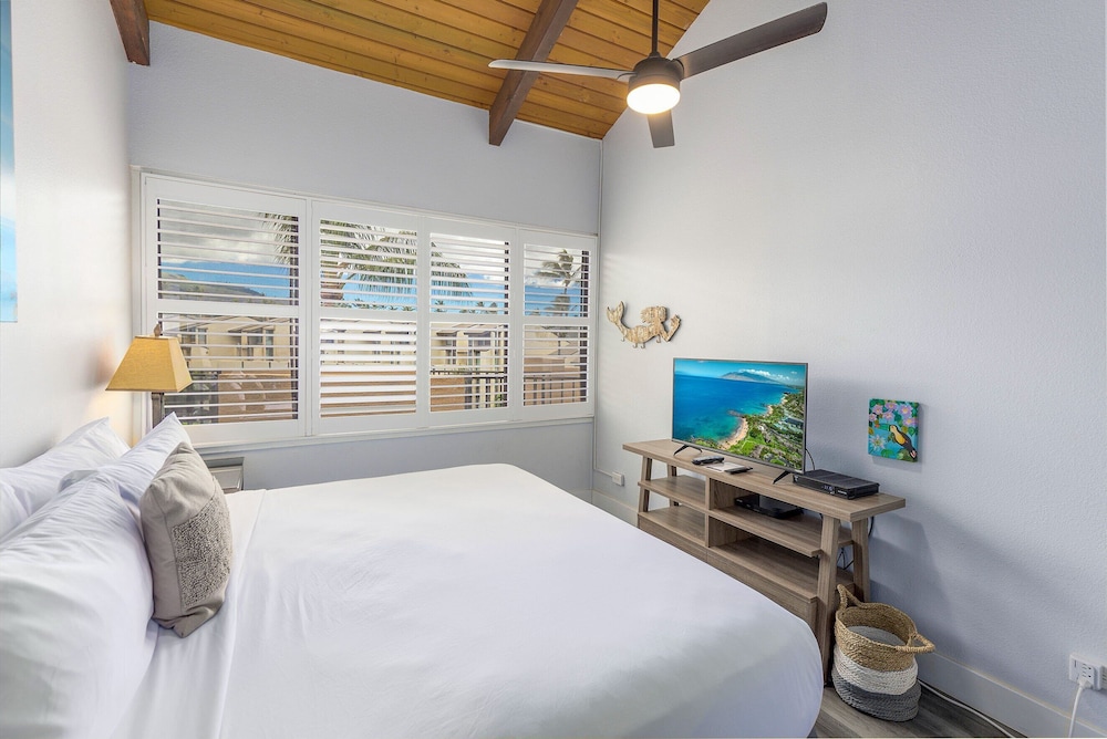 Kamaole Sands 10-403 - Stunning Renovation - Penthouse Level - Split AC - Look!