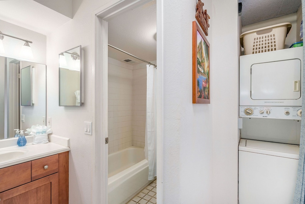 Budget Friendly - Kihei Akahi C-608, Ocean Views, Short Walk to Kamaole Beach II