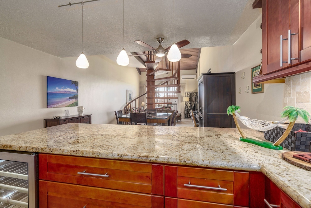 Kamaole Sands 2-406 - Luxurious Renovation - Penthouse Ocean Views - Split AC
