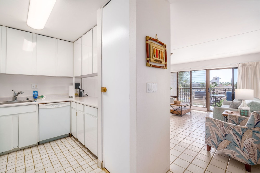 Budget Friendly - Kihei Akahi C-608, Ocean Views, Short Walk to Kamaole Beach II
